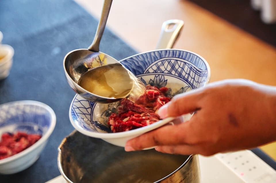 另外還有台南人在地早餐「阿財牛肉湯」，現宰溫體牛，淋上控制溫度的熱湯，只要涮8秒，就是鮮甜的美味 圖：台南市政府/提供