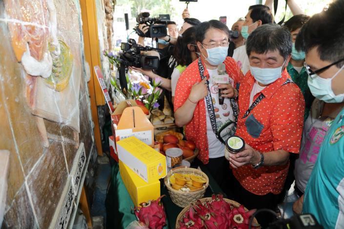 力邀陳時中推廣在地觀光的台南市長黃偉哲，絲毫不在意變成配角。 圖：台南市政府／提供
