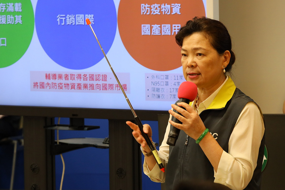 中央流行疫情指揮中心物資組組長王美花表示，由於現在疫情逐漸趨緩加上產能穩定，一般醫療口罩加上外科口罩共有超過3億5000萬片的庫存。 圖：中央流行疫情指揮中心/提供