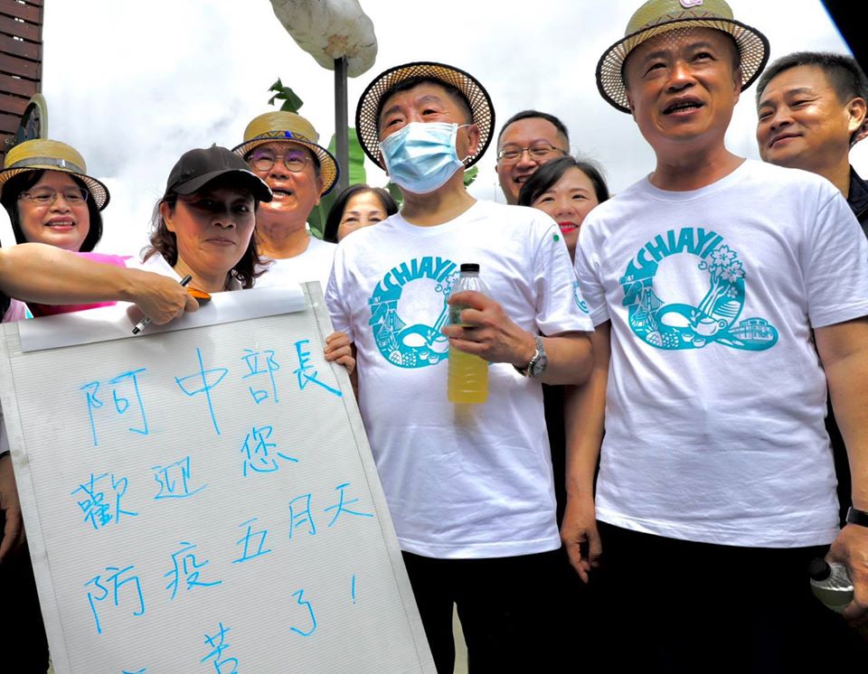 路上受到鄉親熱情歡迎，還有攤商特別拿手舉牌，謝謝防疫人員辛苦。 圖：取自翁章梁粉絲專頁