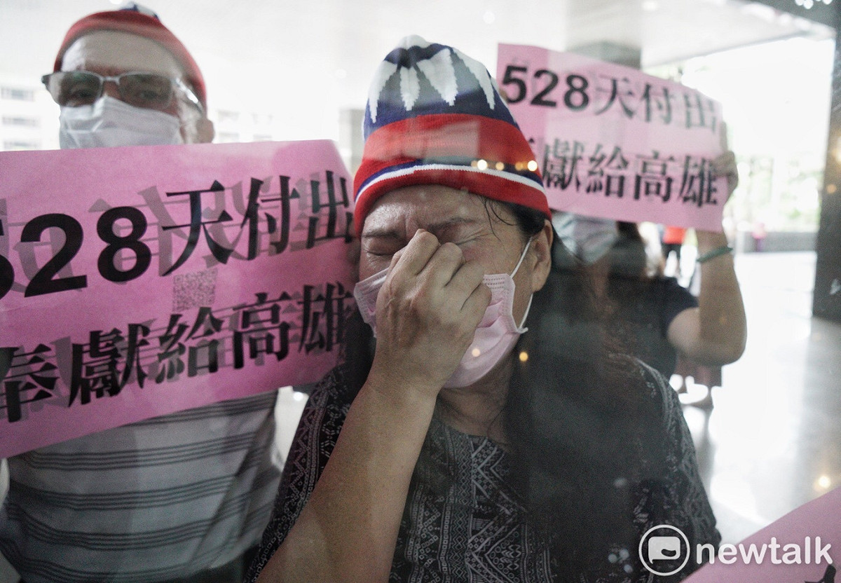韓國瑜罷免案通過門檻，韓粉情緒激動、不捨淚崩。 圖：張良一/攝