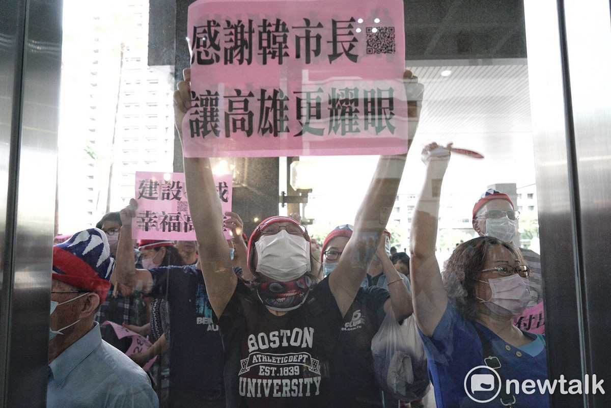 韓國瑜罷免案過門檻，韓粉舉牌感謝韓國瑜。 圖：張良一/攝