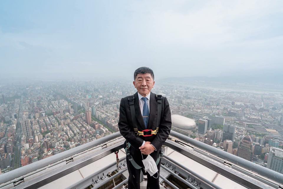 武漢肺炎疫情在台趨緩，政府宣布6月7日起鬆綁各項社交活動管制，台北101於解封首日，邀請陳時中造訪101觀景台。 圖：取自台北101粉絲專頁