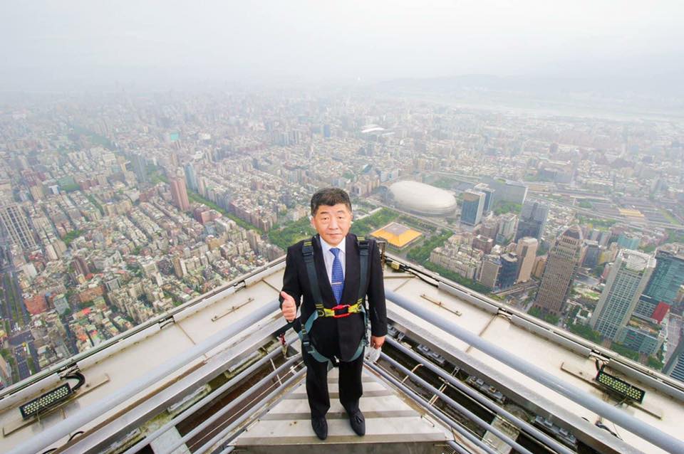 武漢肺炎疫情在台趨緩，政府宣布6月7日起鬆綁各項社交活動管制，台北101於解封首日，邀請陳時中造訪101觀景台。 圖：取自台北101購物中心粉絲專頁