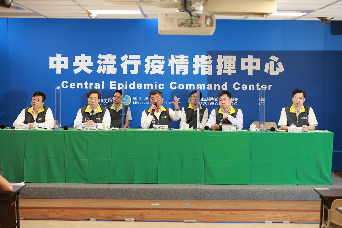 中央流行疫情指揮今（17）日宣佈，只要滿足3大條件，解隔離標準就可由三採陰改為二採陰。 圖：中央流行疫情指揮中心/提供