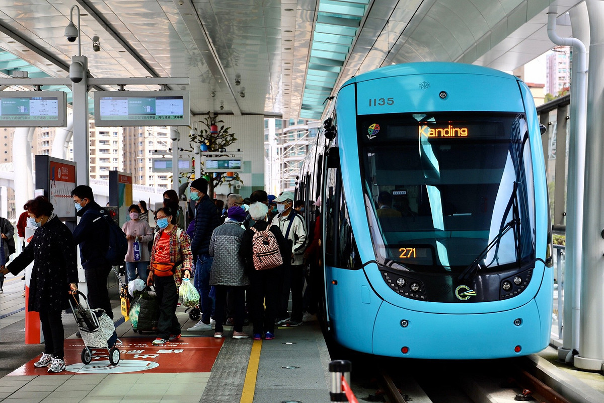 新北市衛生局長陳潤秋提醒民眾，還是要維持新型態安全生活模式，落實量體溫、勤洗手、維持社交距離及戴口罩，防範疫情捲土反撲。(圖為戴口罩示意圖) 圖：新北大眾捷運股份有限公司/提供