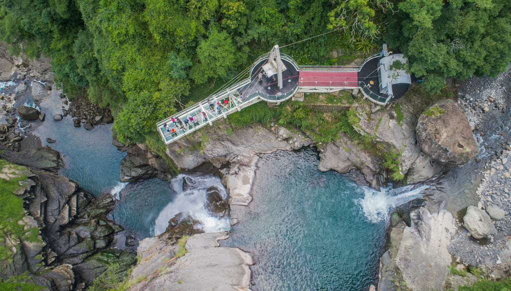 小烏來天空步道凌空伸出11公尺的廊道。 圖：翻攝自桃園觀光導覽網