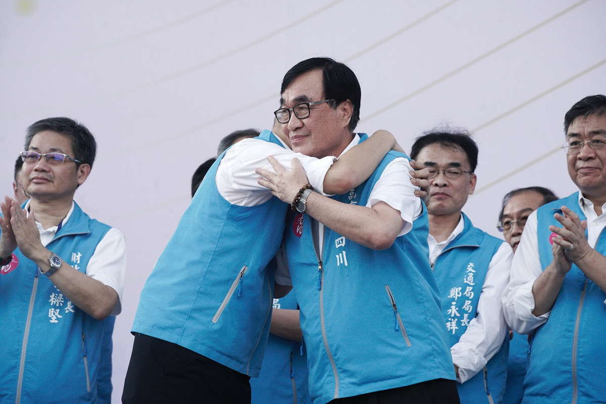 韓國瑜擁抱副市長李四川 圖:張良一/攝