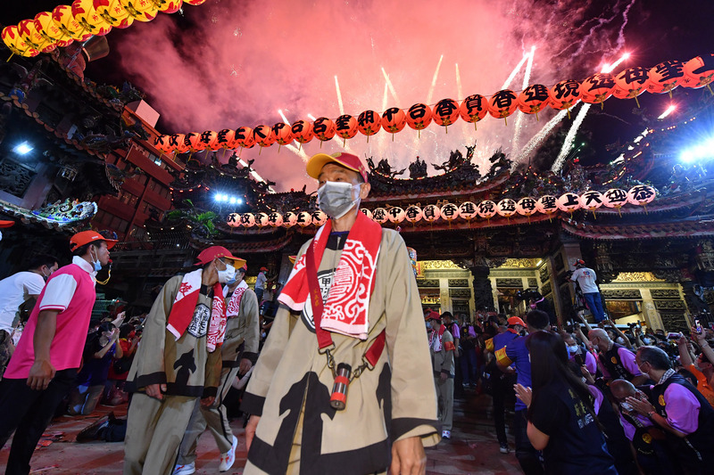 台中大甲鎮瀾宮媽祖11日晚間11時起駕遶境，廟方於媽祖起駕同時施放煙火，絢爛光彩點亮夜空，現場信眾則虔誠跪地合掌，恭送媽祖出巡。 文/中央社（資料照片）