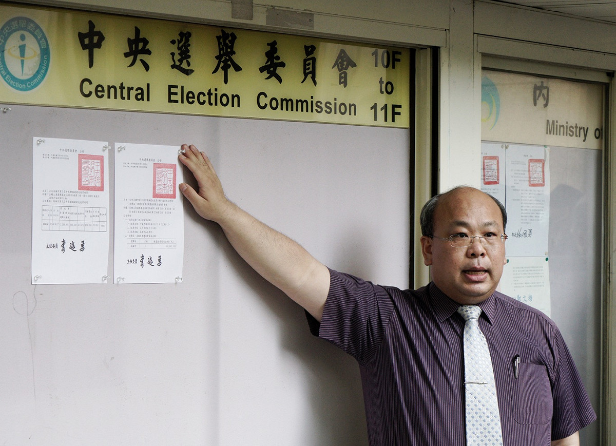 中選會副主委陳朝建公告罷韓結果。 圖：張良一/攝