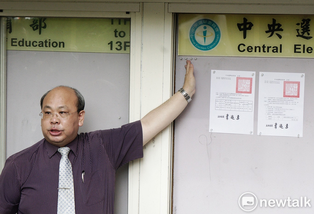 中選會副主委陳朝建公告高雄市第3屆市長韓國瑜罷免案投票結果。 圖：張良一/攝