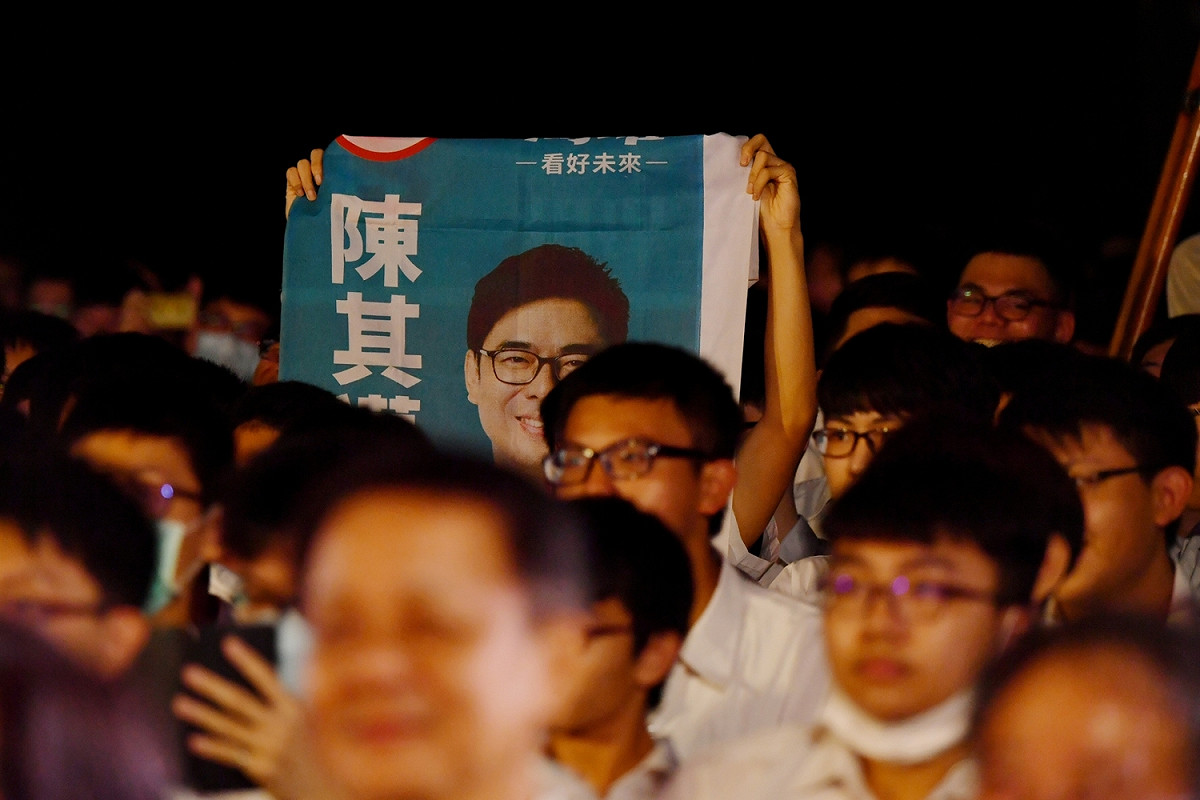 行政院副院長陳其邁返回母校高雄中學，在畢業典禮致詞，受到學生熱烈歡迎。 圖:陳其邁辦公室/提供