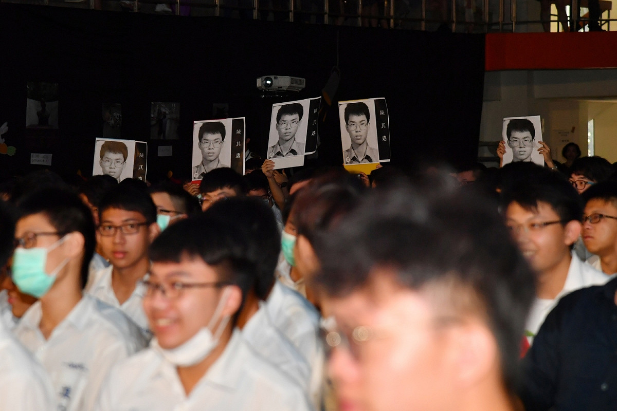 行政院副院長陳其邁返回母校高雄中學，在畢業典禮致詞，學生高舉陳其邁高中時期照片相挺大學長。 圖:陳其邁辦公室/提供