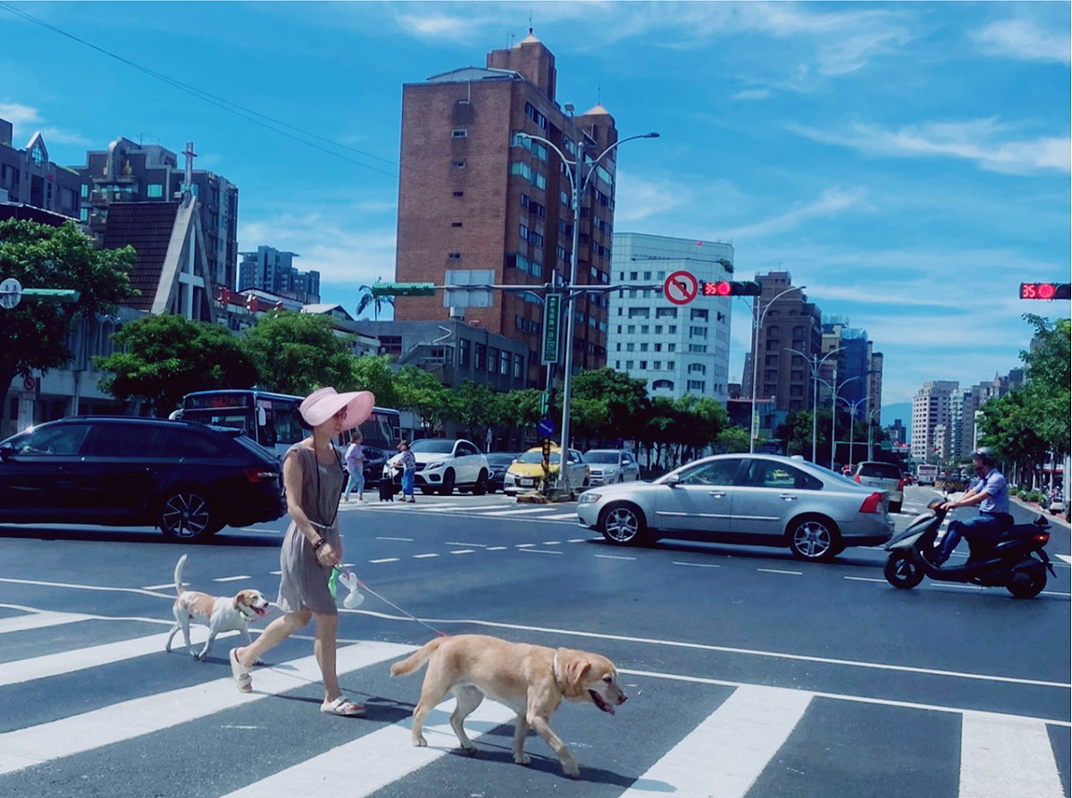 今（20）日各地大多為多雲到晴的天氣，高溫皆可達33度以上 圖：閻芝霖/攝