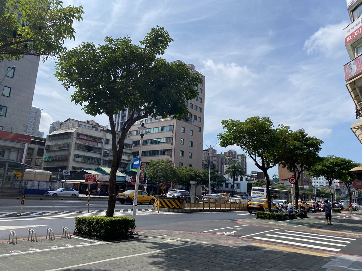 今天各地悶熱，氣溫普遍在攝氏33度以上。外出仍須注意防曬與補充水分。 圖：閻芝霖/攝