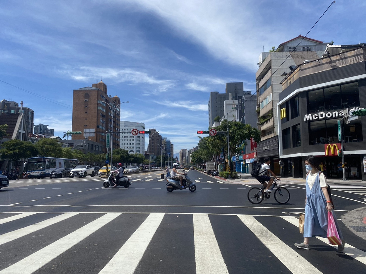 中央氣象局表示，今天各地大多仍為多雲到晴的天氣。 圖：閻芝霖/攝
