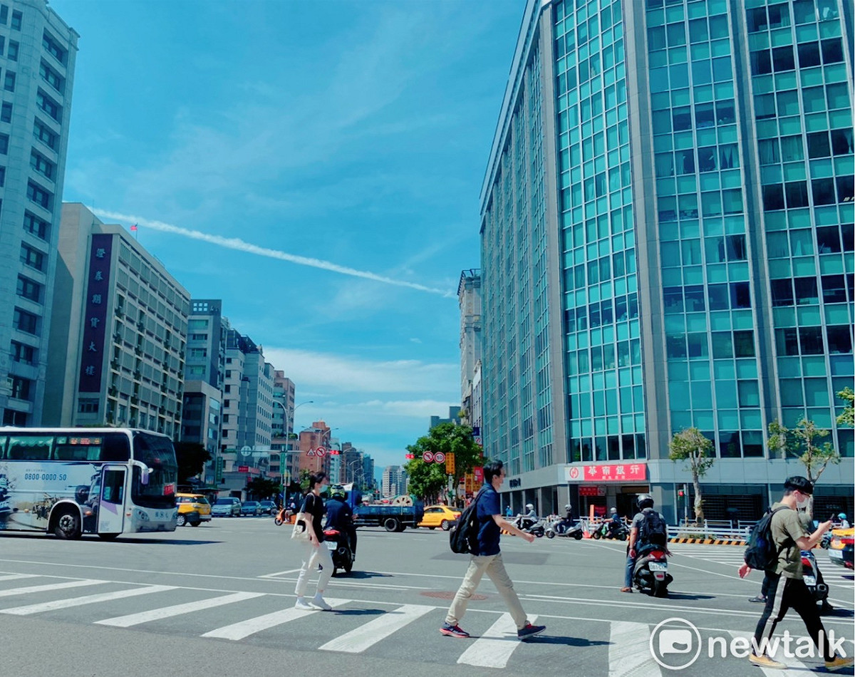 根據中央氣象局觀測，今（23）日台北市飆出37.8的高溫，創下台北測站今年以來最高溫紀錄 圖：閻芝霖/攝