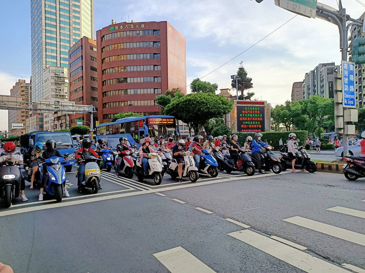 中央氣象局表示，今天持續在太平洋高壓影響下，各地大多為晴到多雲、高溫炎熱的天氣 圖：葉宜哲/攝
