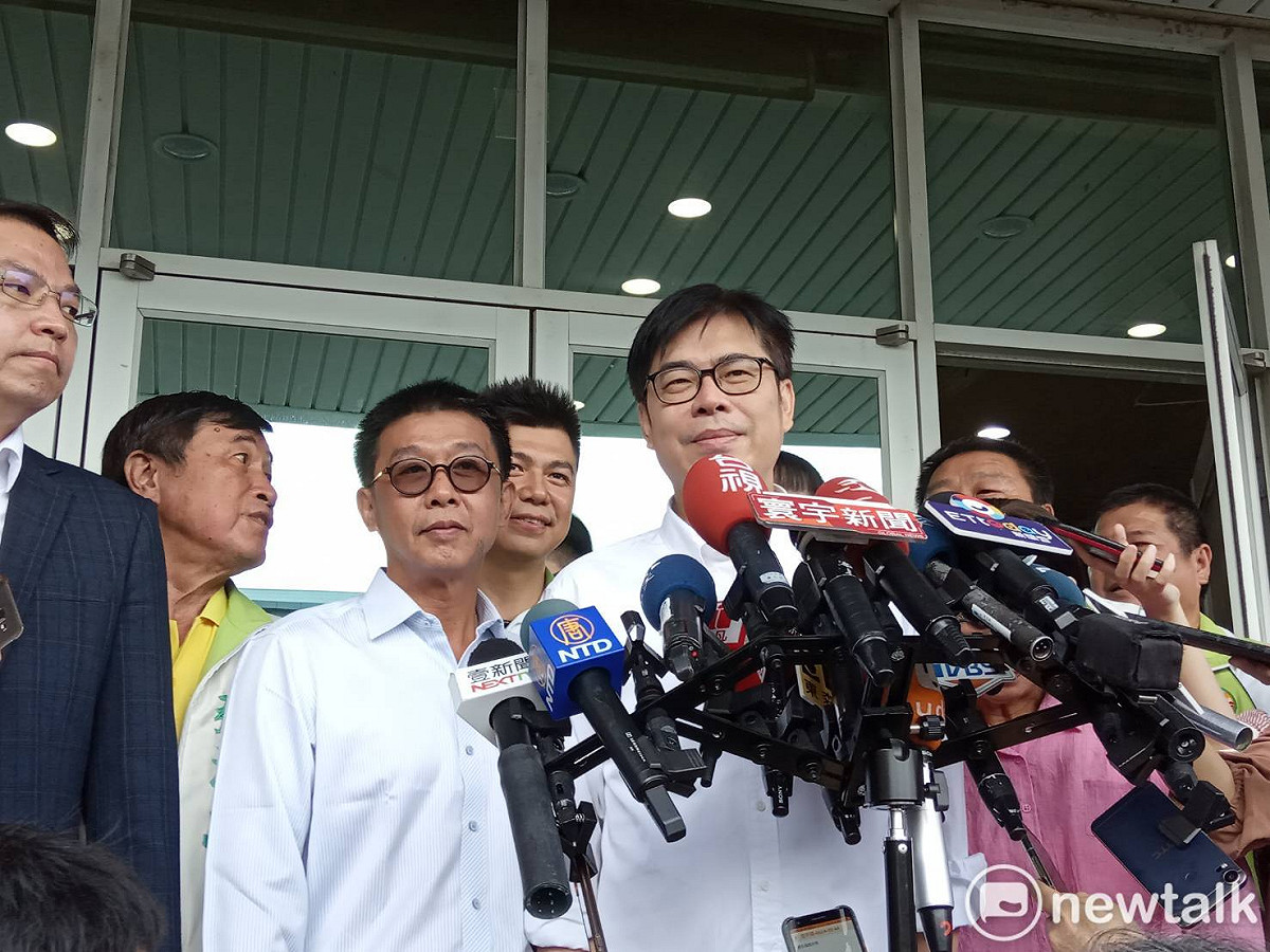 高市長補選，民進黨陳其邁在立委陪同下登記參選。 圖：孫家銘/攝