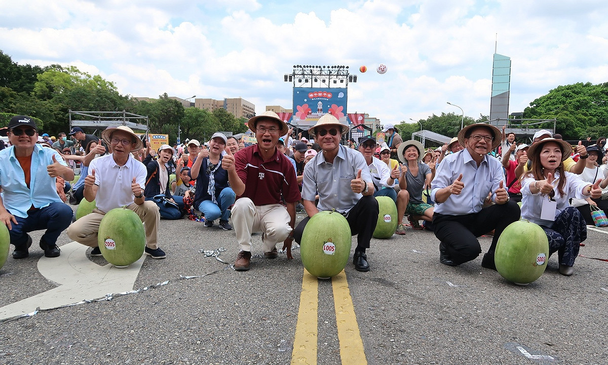 農委會、屏東縣政府在25日總統府前凱道舉辦「端午謝平安、好運久久久」，與民眾立起999顆大西瓜。  圖：林朝億/攝影