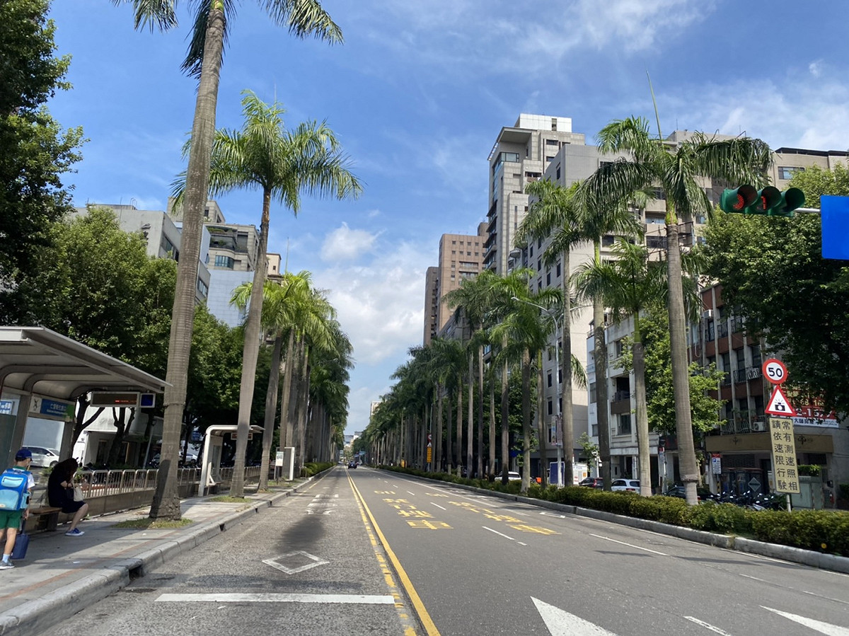 中央氣象局表示，今天各地悶熱，氣溫普遍在33度以上，中央氣象局也針對12縣市發布高溫特報 圖：閻芝霖/攝