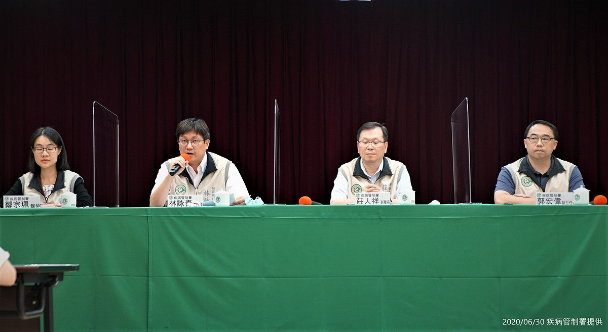 疾病管制署今（30）日表示，依據監測資料顯示，國內過去一週類流感疫情緩升（圖為防疫醫師 鄒宗珮、防疫醫師林詠青、副署長莊人祥、疫情中心副主任郭宏偉) 圖：疾管署/提供