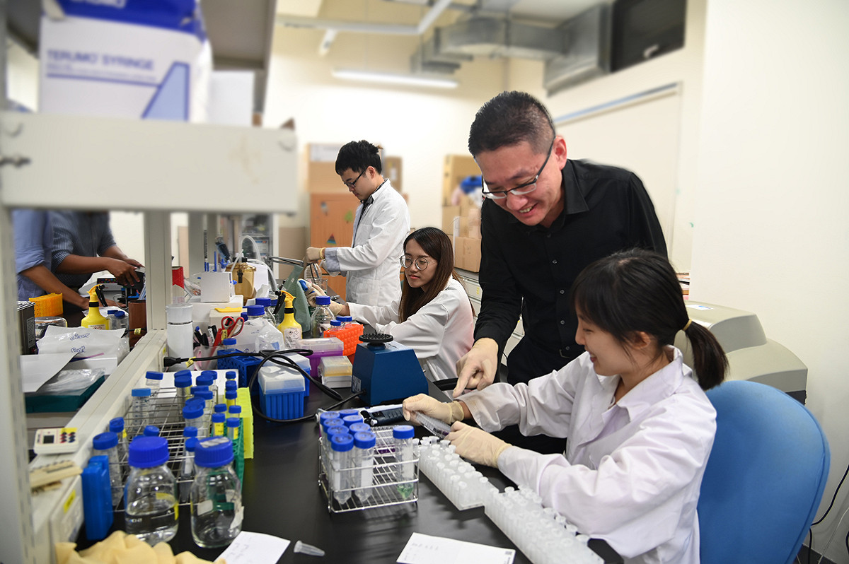 清華醫工所鄭兆珉教授(右二)指導研究團隊開發新冠肺炎重症快篩試片 圖：清華大學/提供