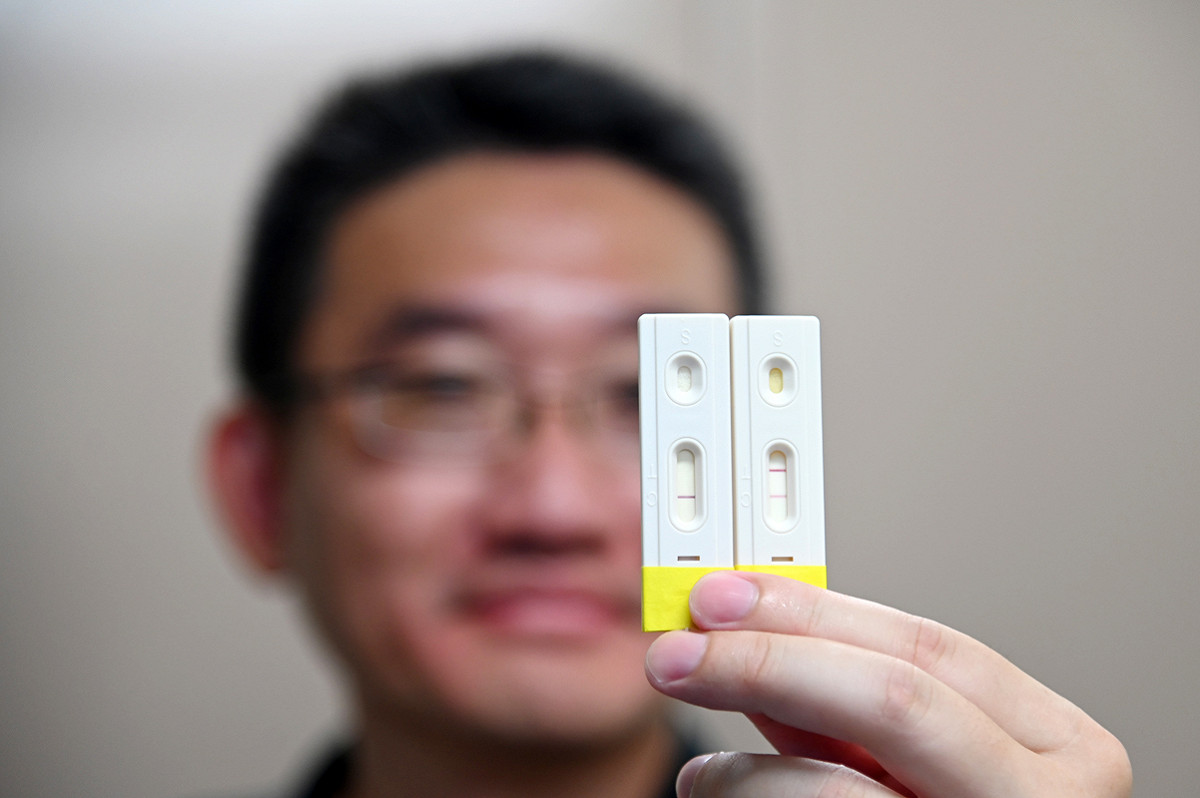 清華大學研發出的新冠肺炎快篩試片，左邊有2條線，顯示IL-6濃度高，患者將轉為重症；右邊1條線則為輕症 圖：清華大學/提供
