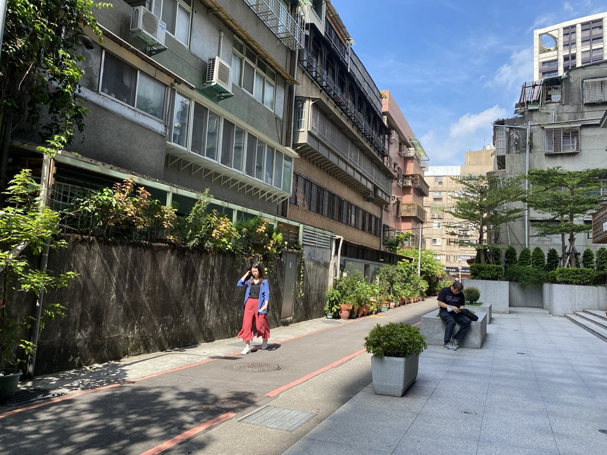 今（1）天各地悶熱，氣溫普遍在33度以上，中央氣象局針對大台北等8縣市發布高溫特報 圖：閻芝霖/攝