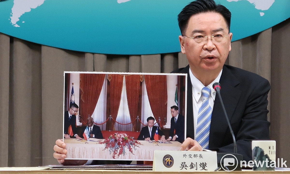 外交部長吳釗燮日前出示與索馬利蘭外長穆雅辛外長（H.E Yasin Hagi Mohamou）簽訂議定書照片，宣布台灣與索馬利蘭互設代表處。 圖：林朝億/攝（資料照片）