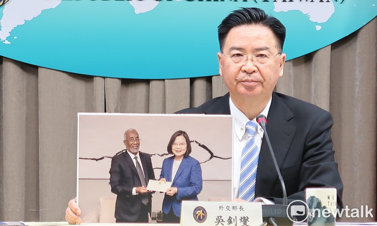 吳釗燮出示今年初與索馬利蘭外長穆雅辛外長（H.E Yasin Hagi Mohamou）拜會總統蔡英文照片 圖：林朝億/攝