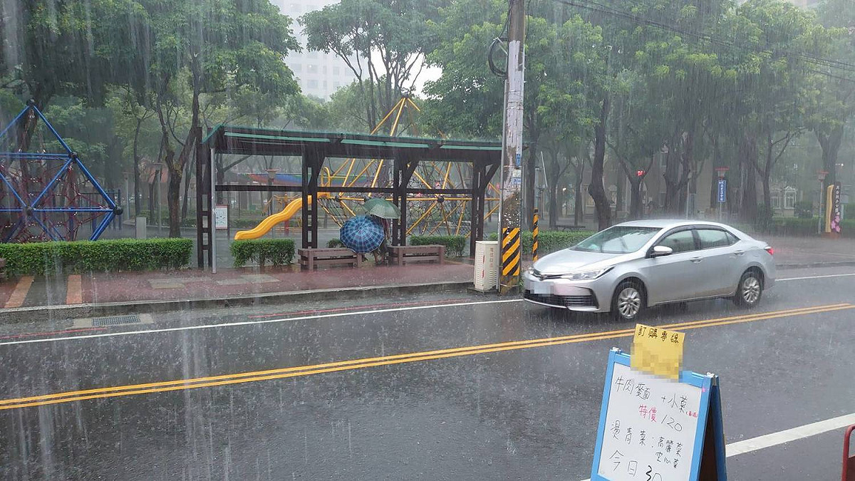 中央氣象局表示，今（3）天中部以北、宜蘭地區及其他山區有局部短暫雷陣雨 圖：林昀真/攝