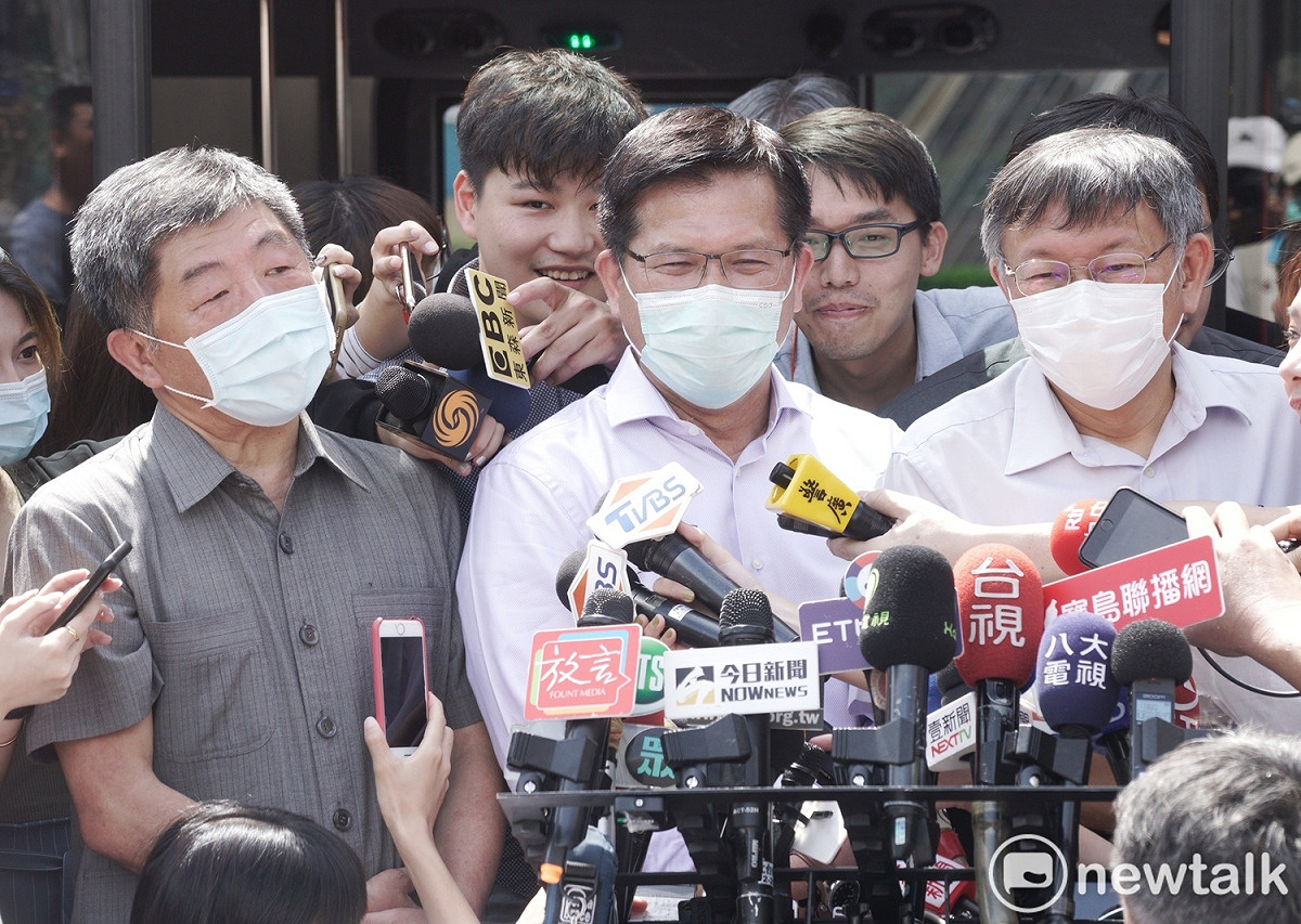 交通部長林佳龍、衛福部長陳時中和台北市長柯文哲搭乘台北雙層觀光巴士遊台北。 圖：張良一 / 攝