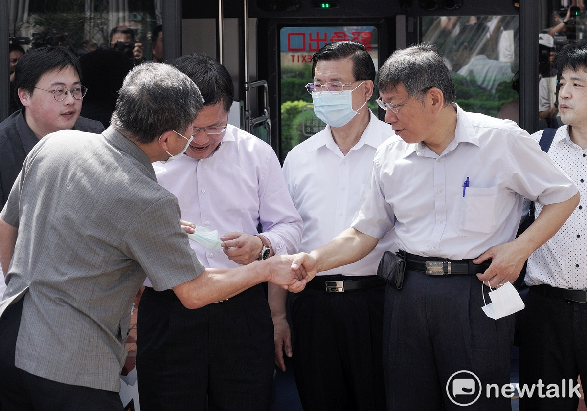 交通部長林佳龍、衛福部長陳時中和台北市長柯文哲搭乘台北雙層觀光巴士遊台北。 圖：張良一 / 攝