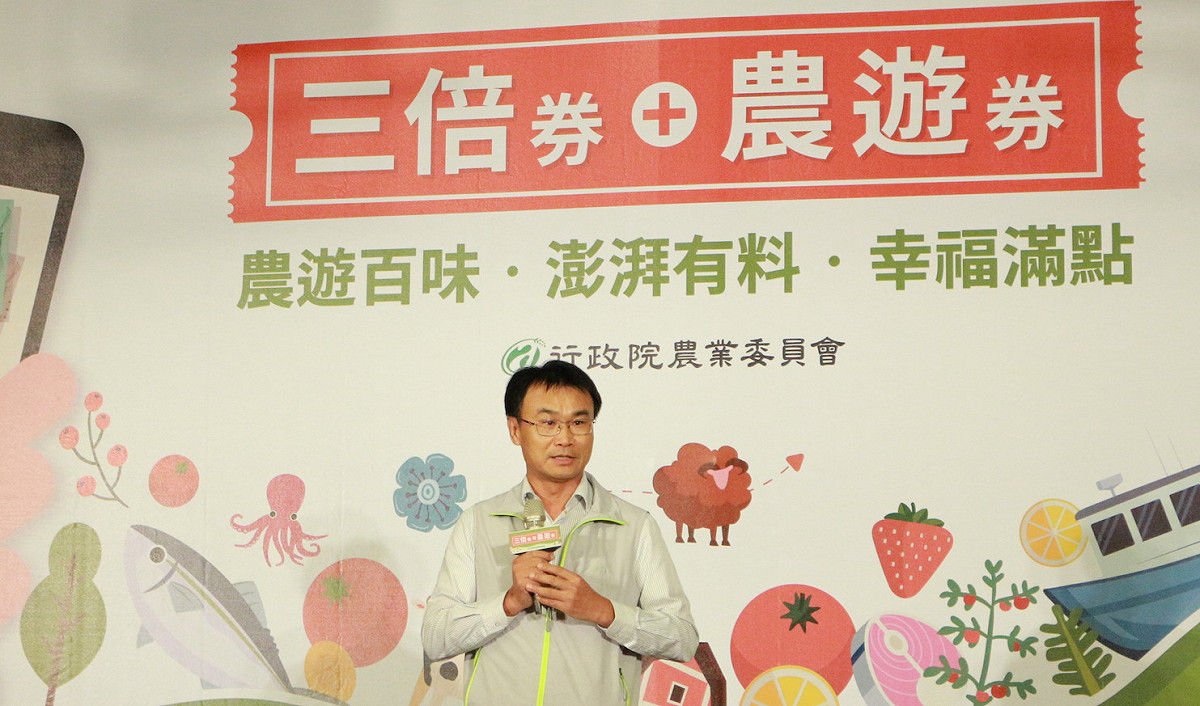 農委會主委陳吉仲今天宣布，為響應行政院的三倍券，農委會加碼準備500萬張農遊券 圖：閻芝霖/攝
