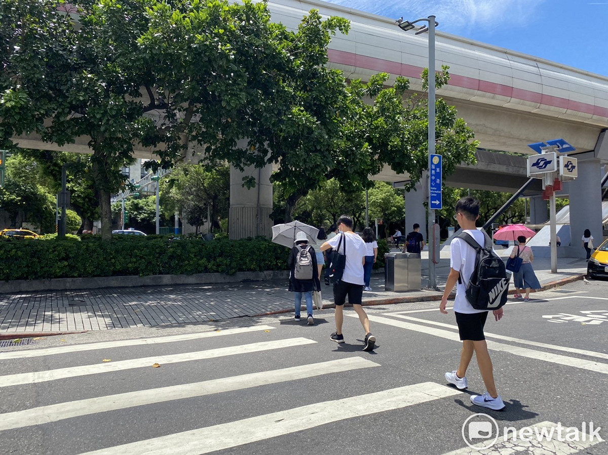 根據中央氣象局觀測，台北市今（11）日中午測得37.7度的高溫。 圖：閻芝霖/攝