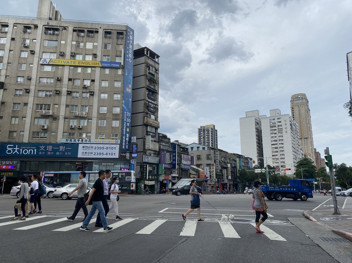 今（12）日天氣仍穩定，各地大多為多雲到晴，高溫炎熱，高溫普遍在34至36度 圖：閻芝霖/攝