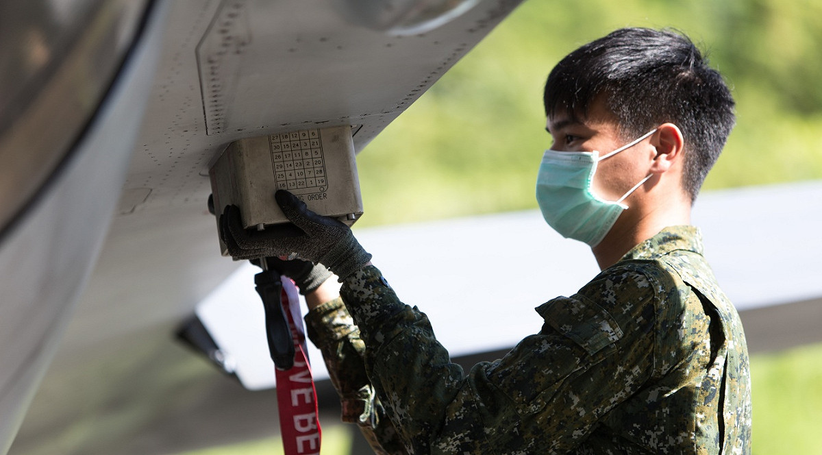 地勤人員進行空軍各型飛機檢查作業。 圖:軍聞社提供