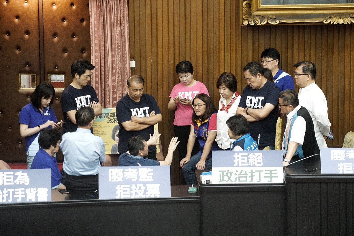 國民黨立委為杯葛監察院長被提名人陳菊等人的人事案，今持續佔領議場主席台，並一度聚集進行接下來行動的沙盤推演。 圖：張良一/攝