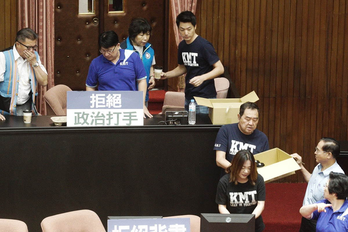 國民黨立委為杯葛監察院長被提名人陳菊等人的人事案，今持續佔領議場主席台癱瘓議事，圖為國民黨立委在主席台喝咖啡提神。 圖：張良一/攝