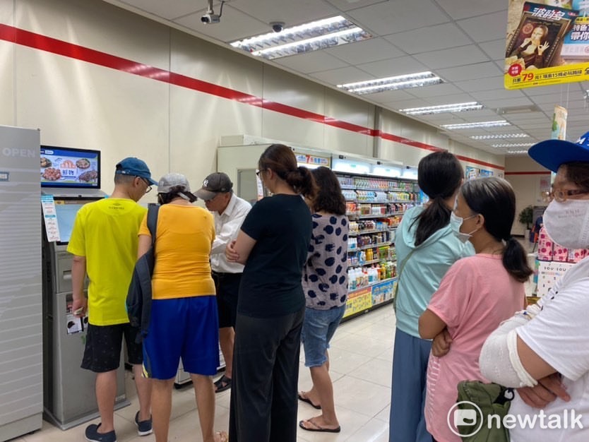 根據經濟部統計，首批參與預訂三倍券的共有829萬位民眾，民眾可至指定地點領取預購的振興三倍券。 圖：閻芝霖 / 攝
