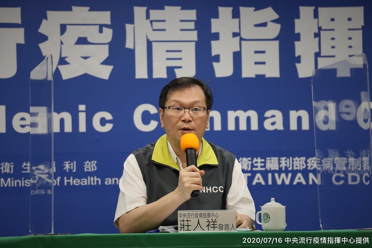 今（6）日新增1例境外移入個案，是與案460、461一同自南非返台的60多歲男性，回國後沒有和親友接觸，中央流行疫情指揮中心發言人莊人祥於記者會說明狀況。 圖：中央流行疫情指揮中心/提供