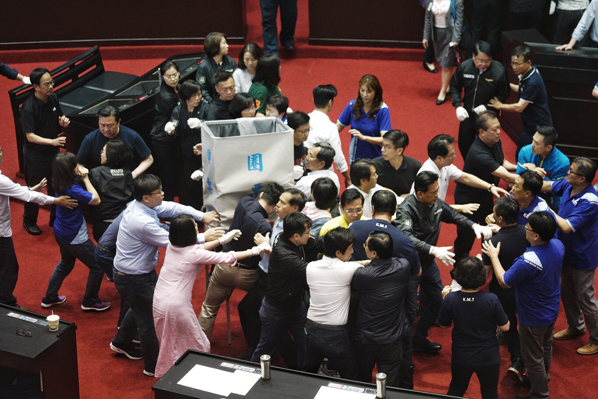 為阻擋監察院人事案，國民黨立委破壞票匭，與民進黨立委爆發衝突。 圖：張良一／攝