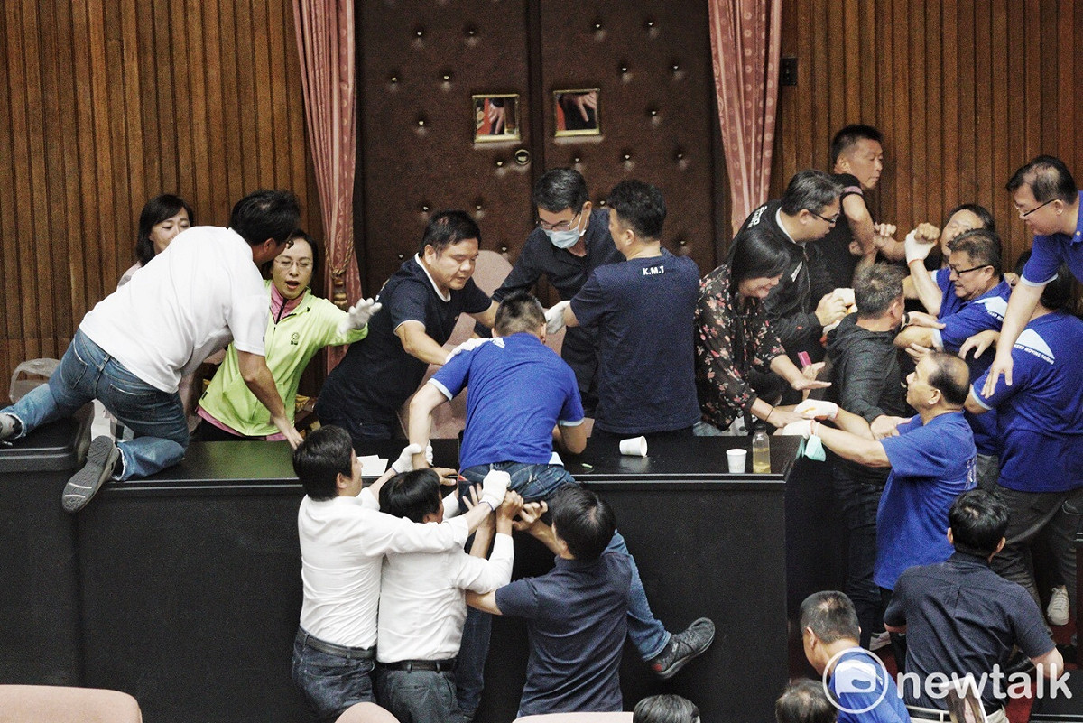 藍綠這星期因監察院人事案，數度爆發爭議。 圖：張良一／攝