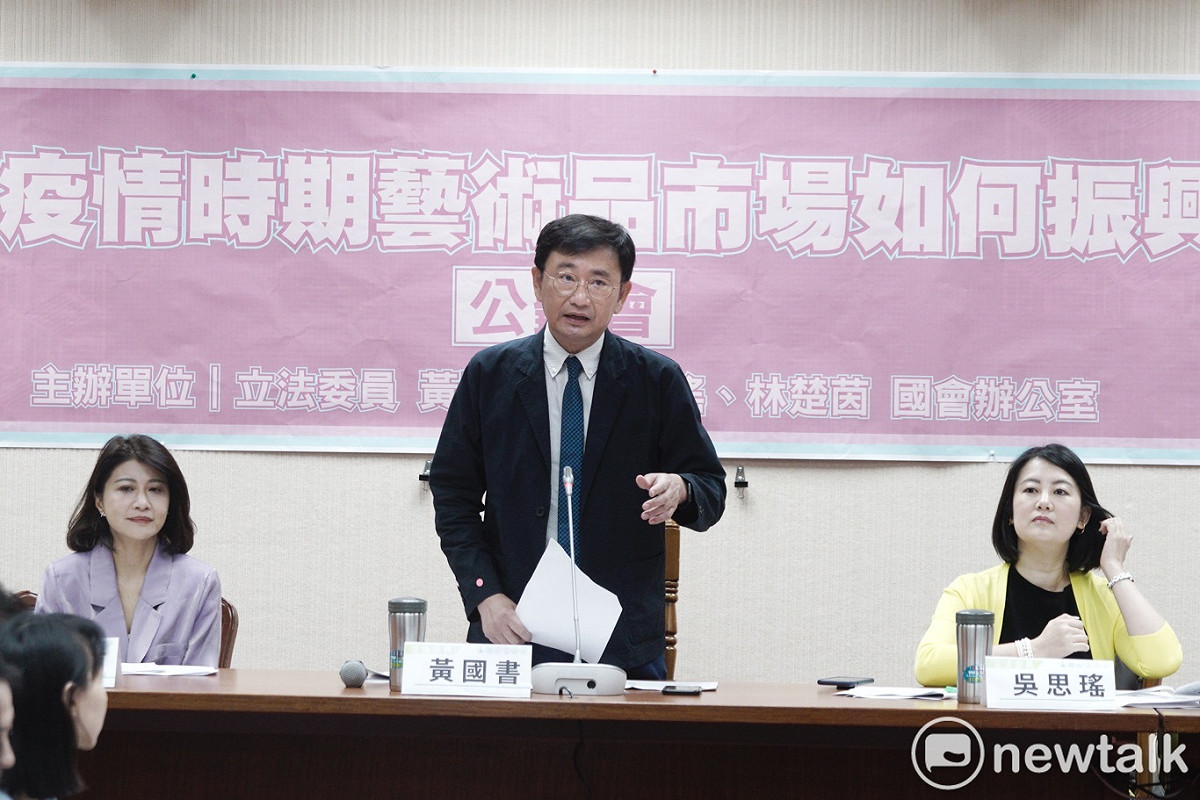 文化部長李永得出席立委黃國書舉辦的「後疫情時期藝術品市場如何振興」公聽會。 圖：張良一/攝