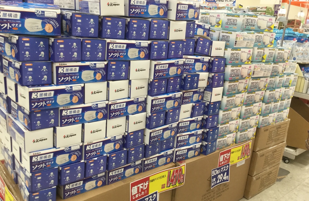 日本不織布口罩處處堆積如山，安倍卻還要續發8千萬片沒用的安倍口罩，非現實到極點 圖:劉黎兒攝