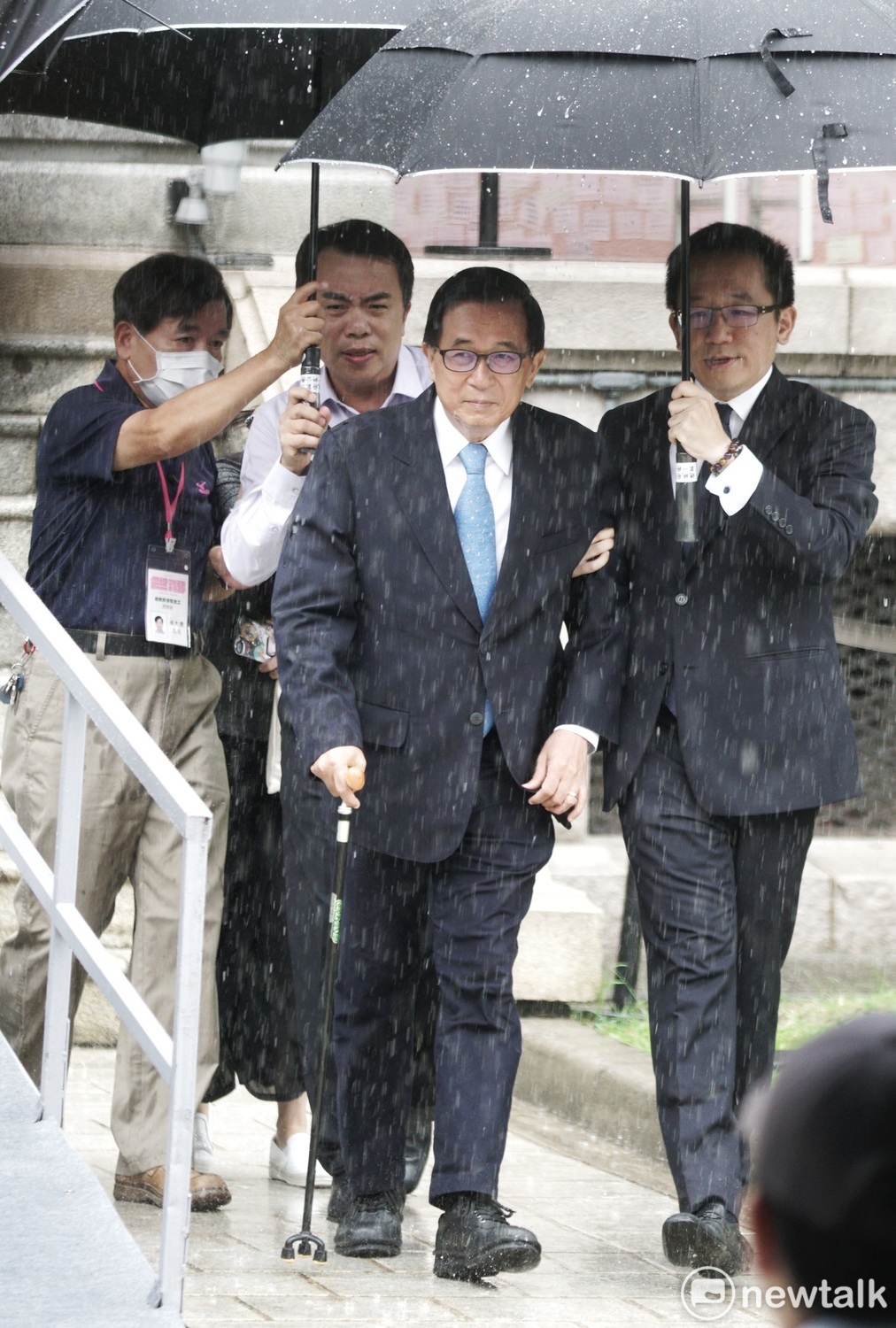 前總統陳水扁前往臺北賓館弔唁前總統李登輝。 圖：張良一 / 攝