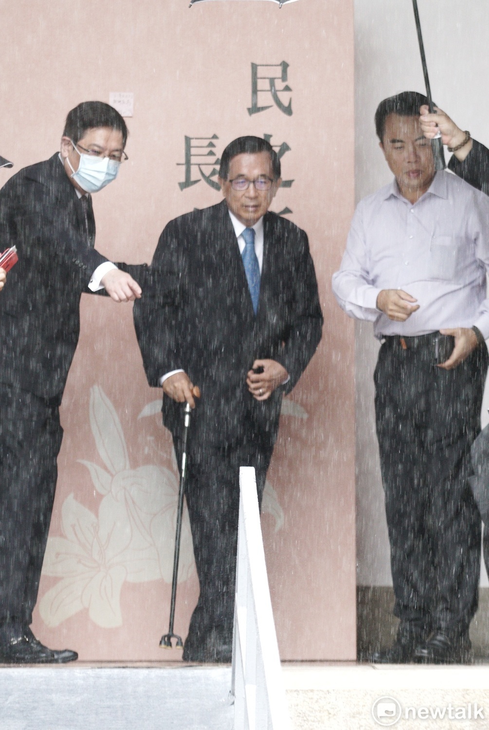 前總統陳水扁前往臺北賓館弔唁前總統李登輝。 圖：張良一 / 攝