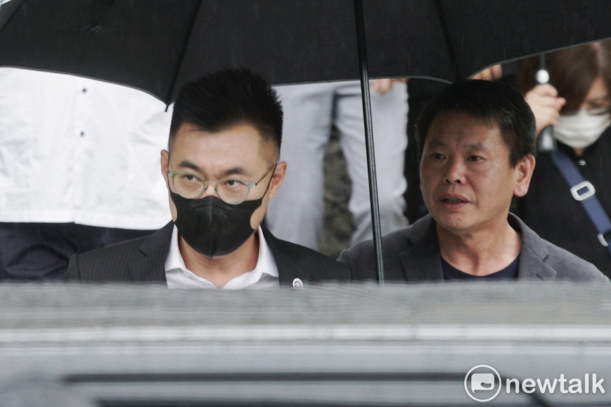 國民黨主席江啟臣和國民黨立委林為洲等人前往台北賓館弔唁前總統李登輝。 圖：張良一 / 攝