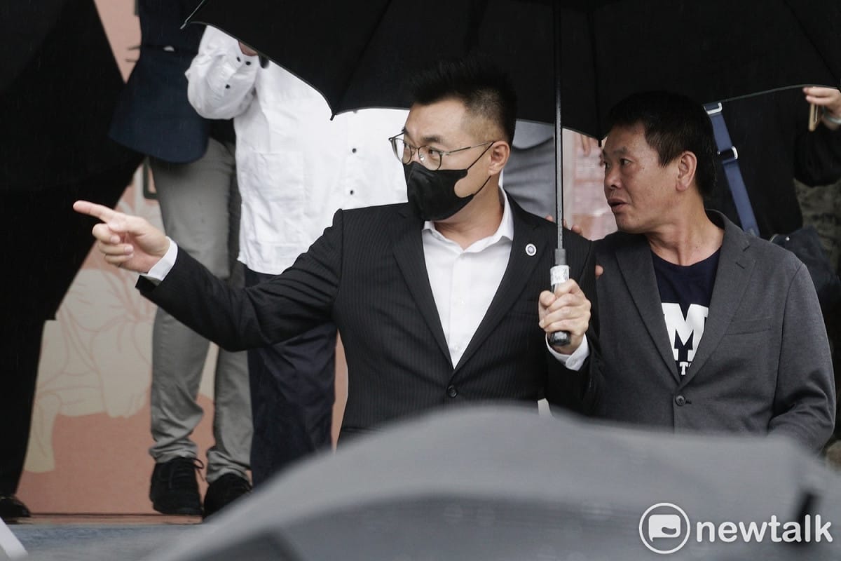 國民黨主席江啟臣和國民黨立委林為洲等人前往台北賓館弔唁前總統李登輝。 圖：張良一 / 攝